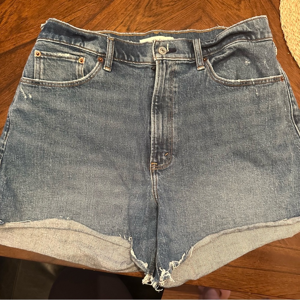 Abercrombie Curve Love High Rise 4” Mom Shorts